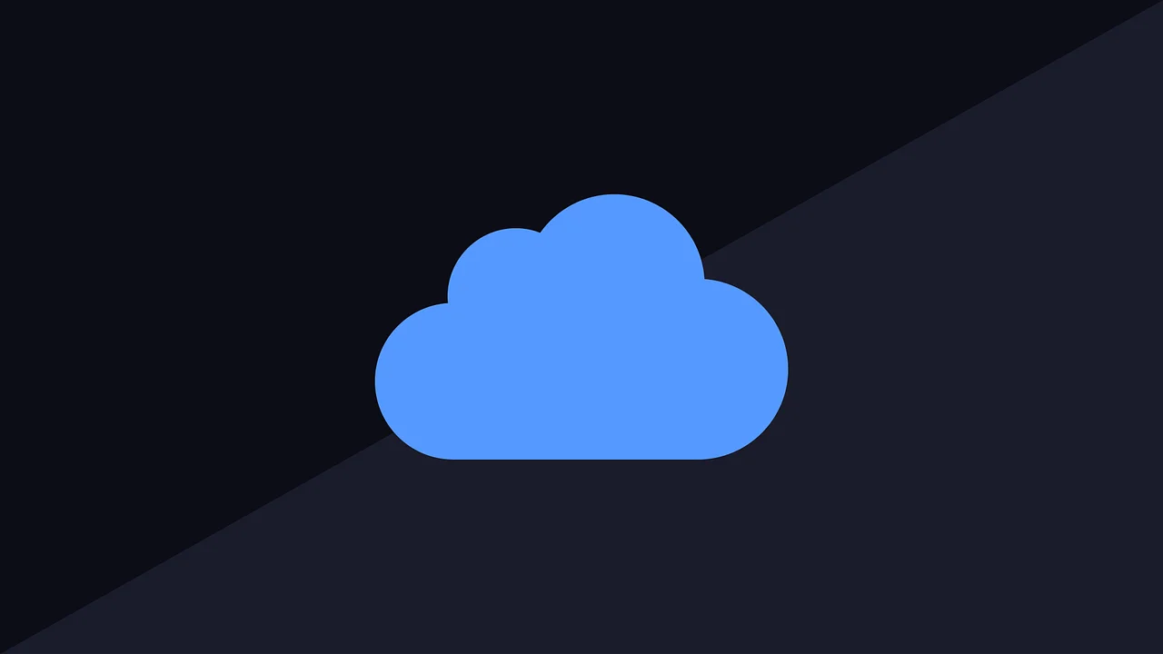A flat blue circular icon containing a light blue cloud, representing the seamless public and private cloud integration defining a modern hybrid cloud strategy.